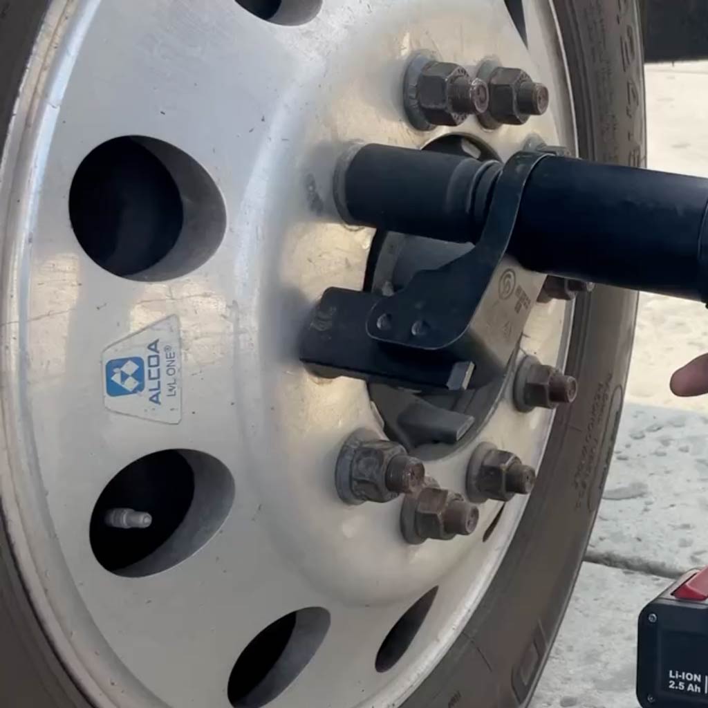 Chicago Pneumatic | Battery-Powered Nutrunner Torque Wrench with Mobile App for Truck Tires (CP8613CQWT)