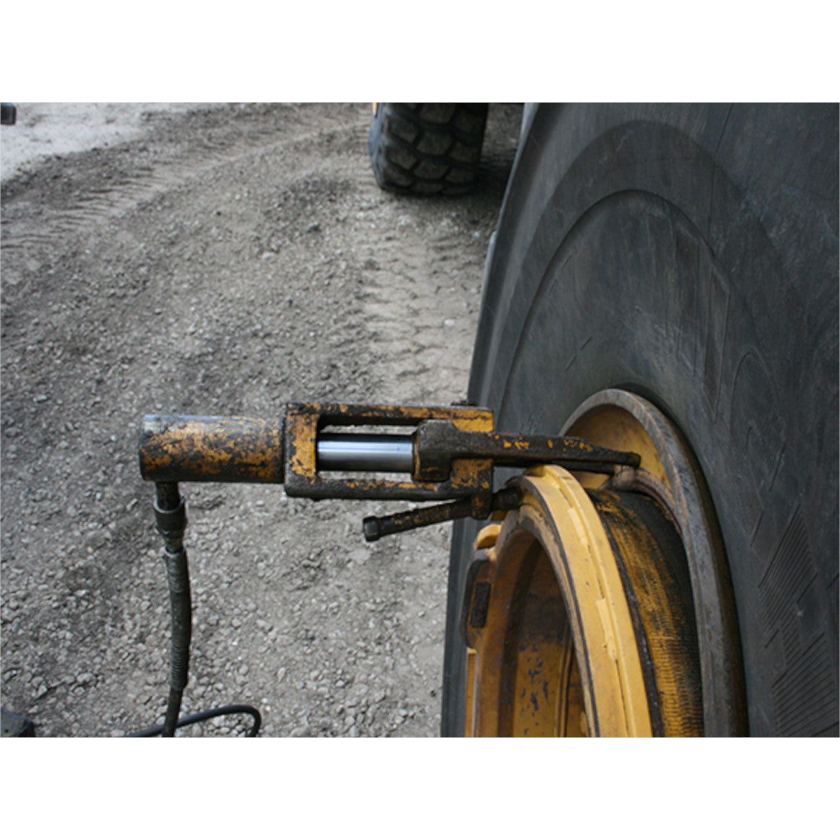 AME | 13.8 Ton Bead Breaker - OTR Giant Tire (11000) – Tire Supply