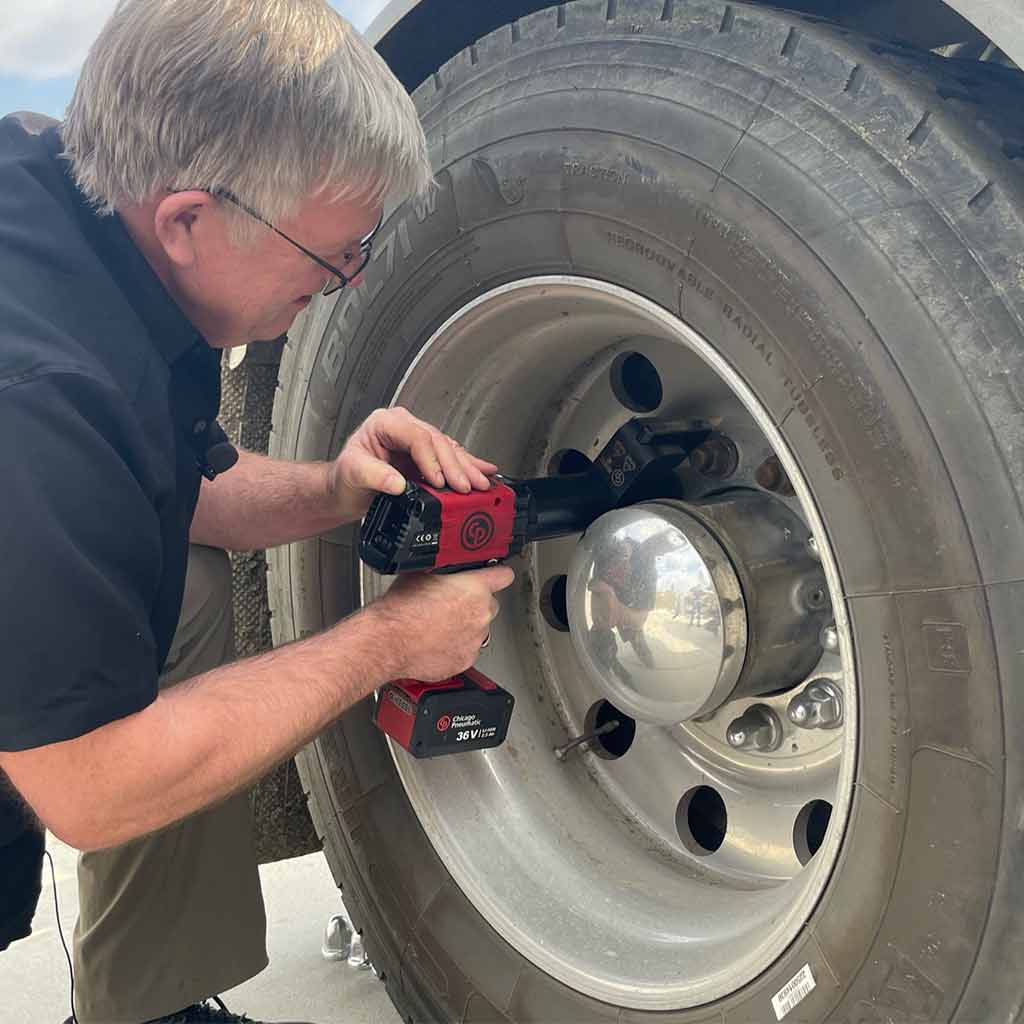 Chicago Pneumatic | Battery-Powered Nutrunner Torque Wrench with Mobile App for Truck Tires (CP8613CWT)
