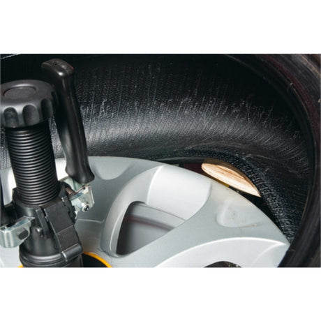 Dynamic bead breaking device with dual specular bead breaker disc. The radial positioning of the discs is made easier by an automatism that is able to prevent any manual positioning by the operator.