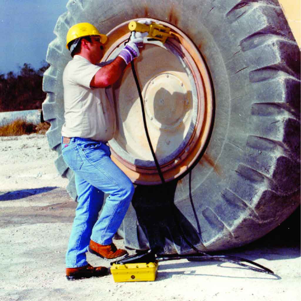 ESCO | Giant Tire/Earthmover Bead Breaker Kit with 1/2 Gallon Hydraulic Air Pump (10207)